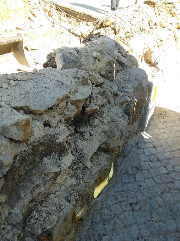 Pormenor do muro de pedra durante a escavação
