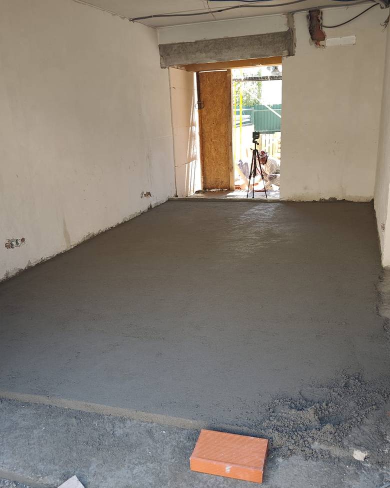 Ampliação de moradia em curso, interior em fase de estrutura e alvenaria