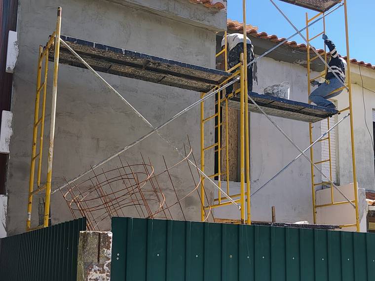 Andaime montado para isolamento de fachada pelo sistema ETICS (capoto)