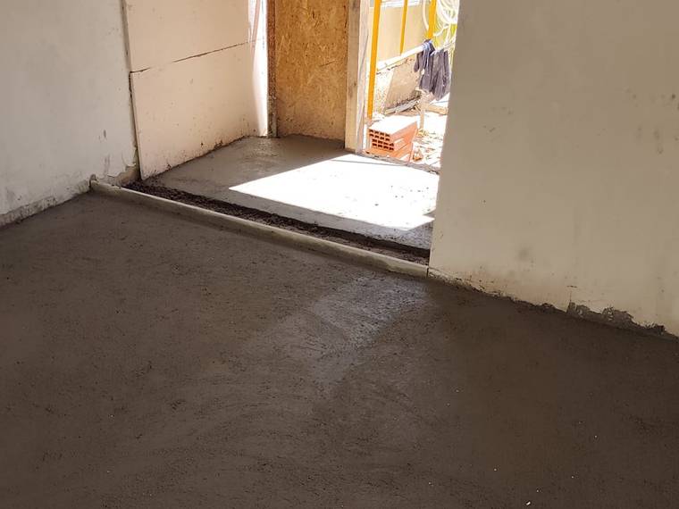 Betonilha nivelada numa divisão ampla