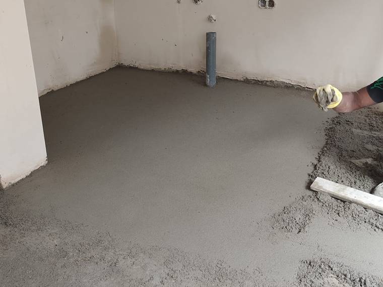 Betonilha interior acabada de regularizar