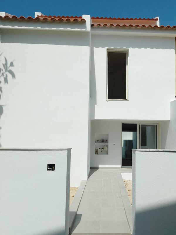 Moradia remodelada pela MUTTA: fachada principal com rampa de entrada