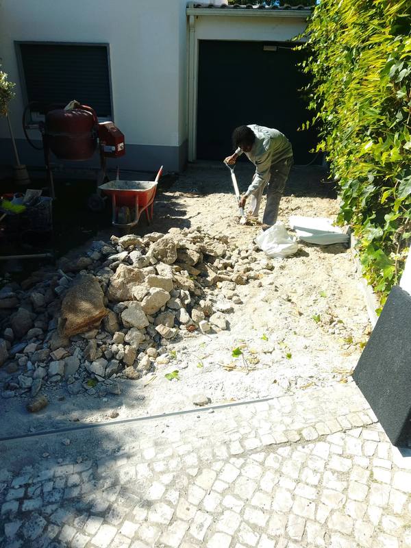 Demolição do pavimento antigo de uma entrada de garagem