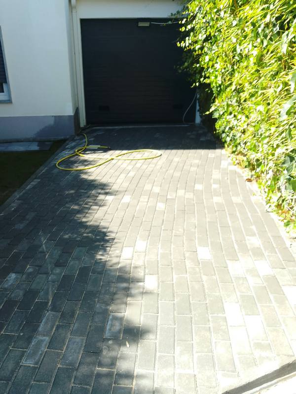 Entrada de garagem com pavimento em pavê concluído pela MUTTA