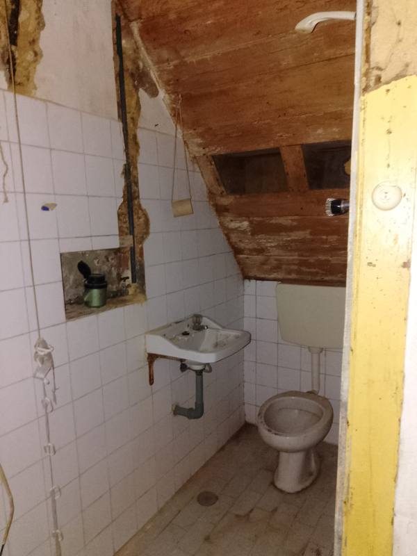 Instalação sanitária antiga, antes da reabilitação